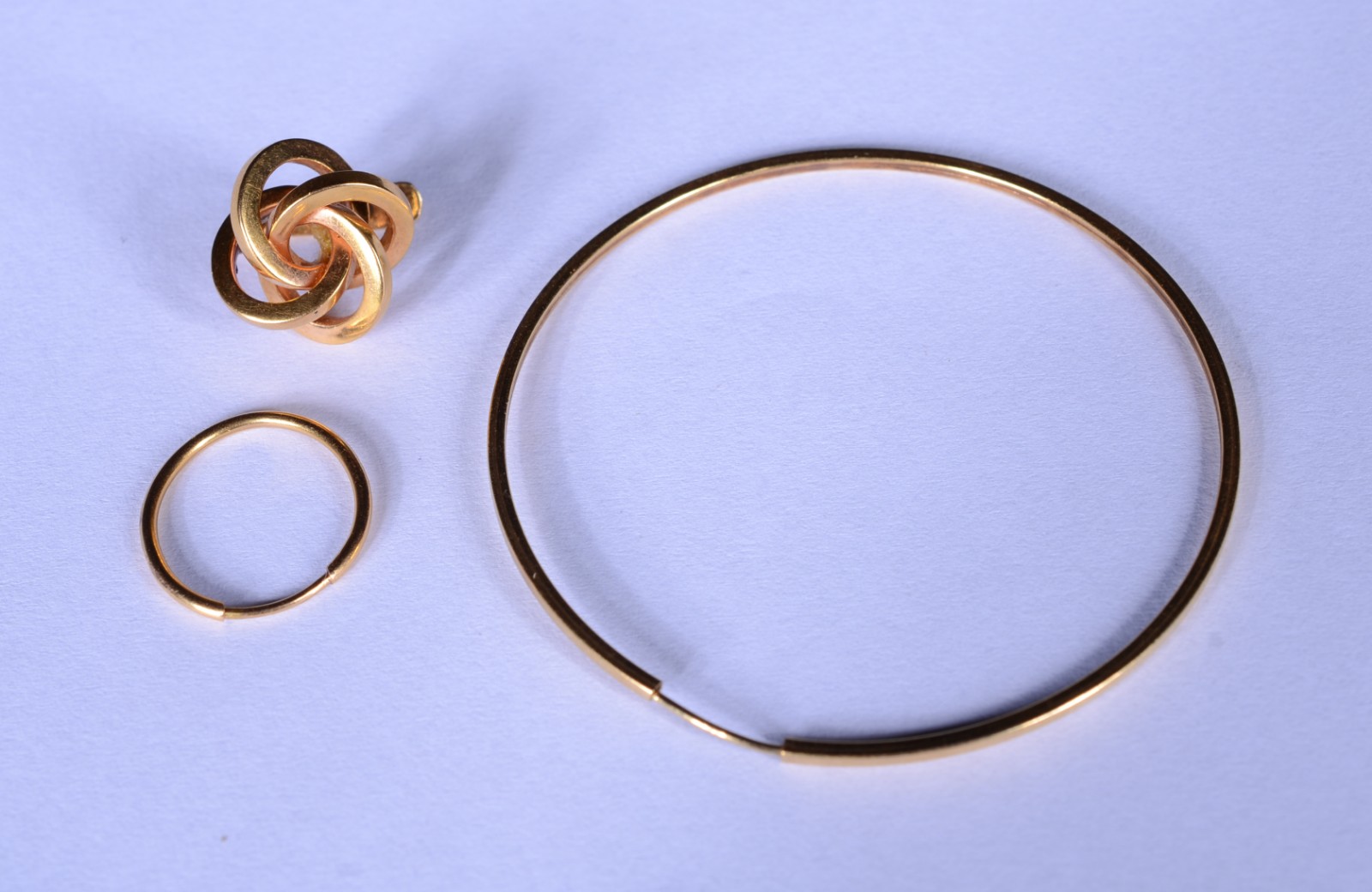 Três brincos diversas de ouro 18 k. (Por motivos de segurança a peça... - foto 1 de 7