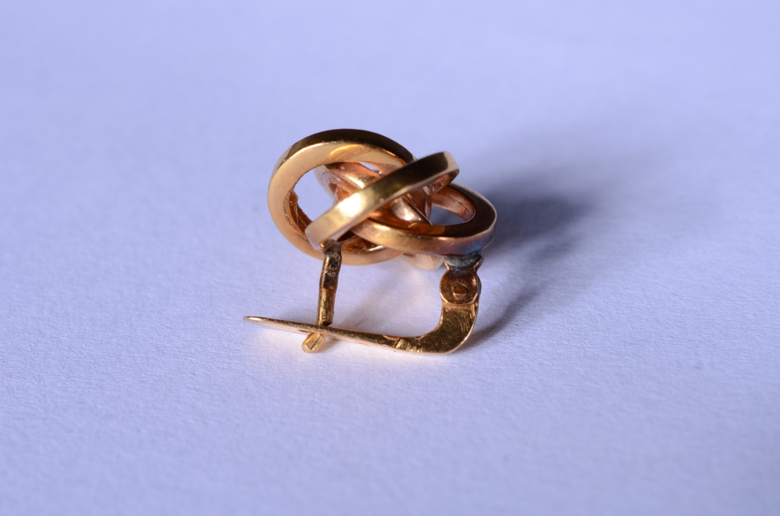 Três brincos diversas de ouro 18 k. (Por motivos de segurança a peça... - foto 3 de 7
