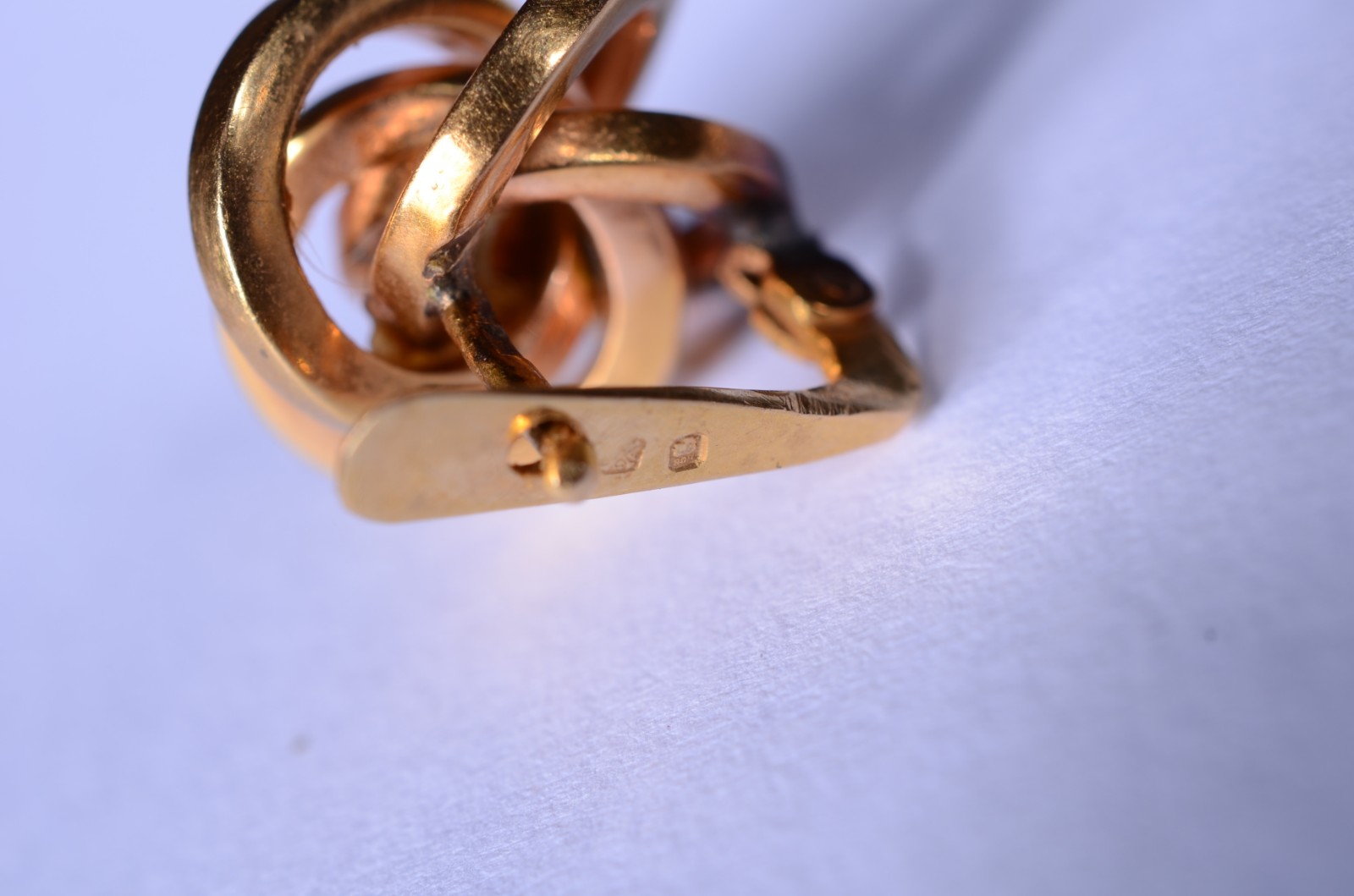 Três brincos diversas de ouro 18 k. (Por motivos de segurança a peça... - foto 4 de 7