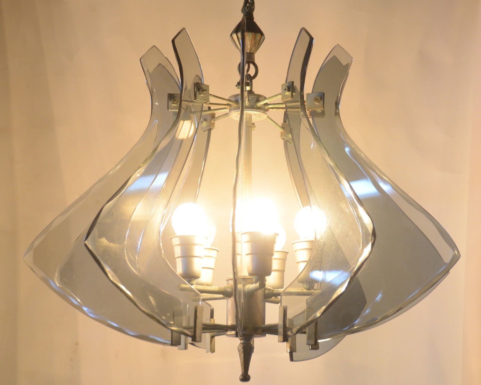 Lustre com estrutura de metal e placas de vidro fumê. Anos 70. - foto 2 de 5
