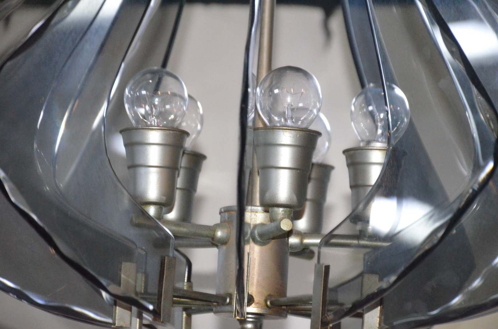 Lustre com estrutura de metal e placas de vidro fumê. Anos 70. - foto 3 de 5