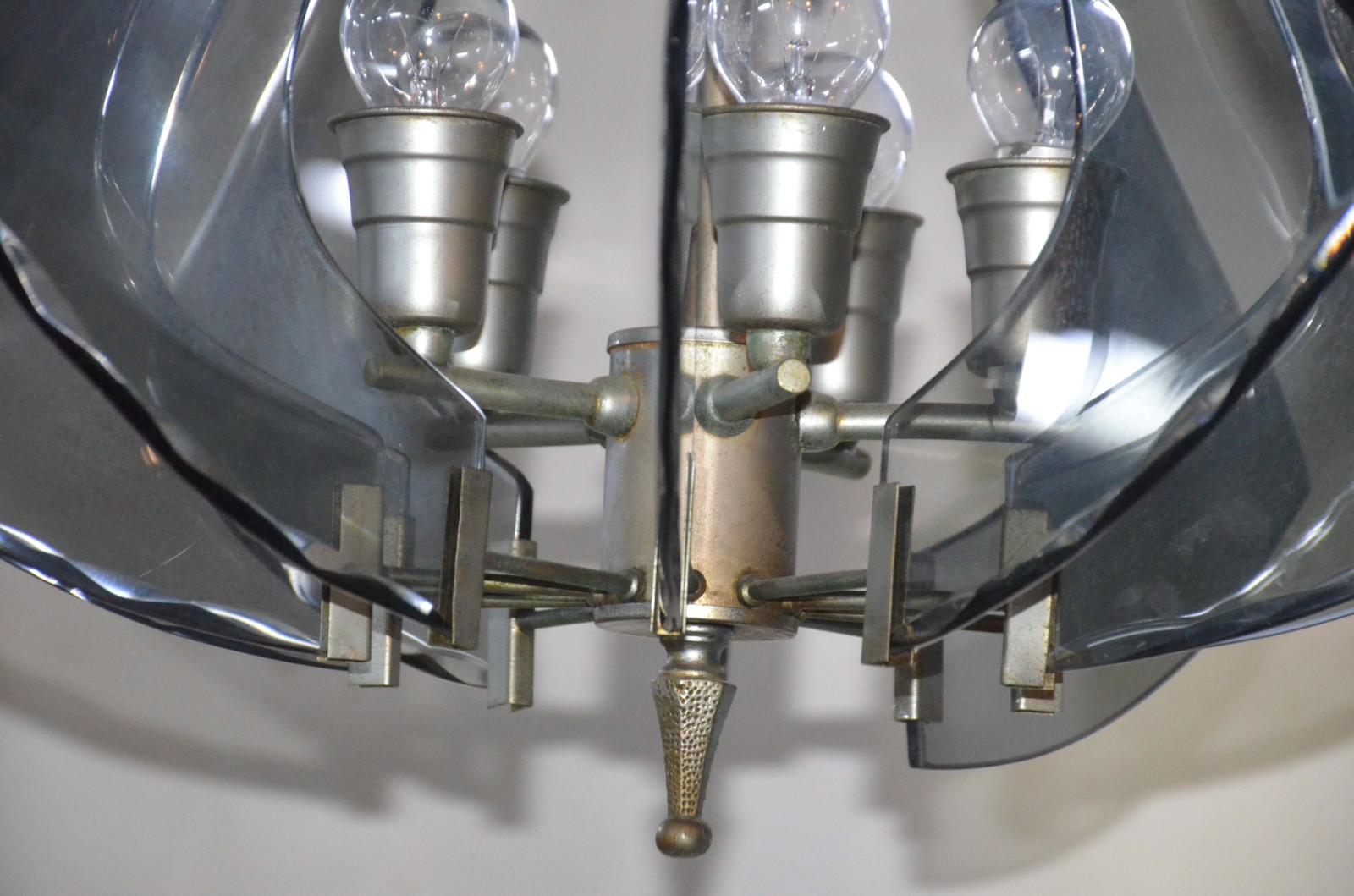 Lustre com estrutura de metal e placas de vidro fumê. Anos 70. - foto 4 de 5
