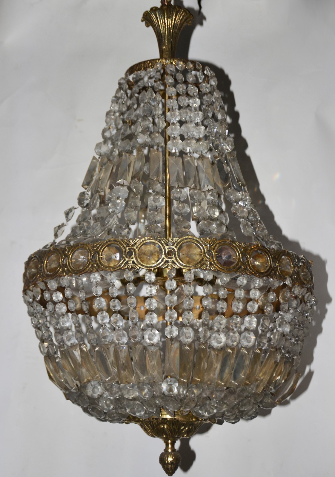 Lustre de bronze, estilo Império com contas de cristal lapidadas. - foto 1 de 6
