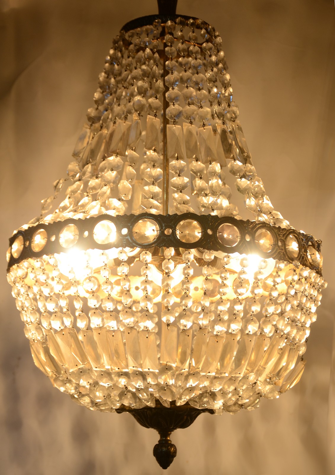 Lustre de bronze, estilo Império com contas de cristal lapidadas. - foto 2 de 6