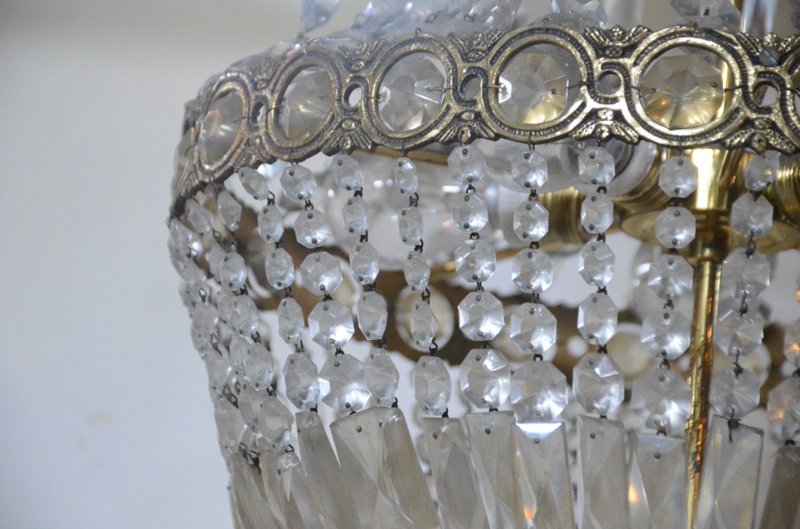 Lustre de bronze, estilo Império com contas de cristal lapidadas. - foto 3 de 6