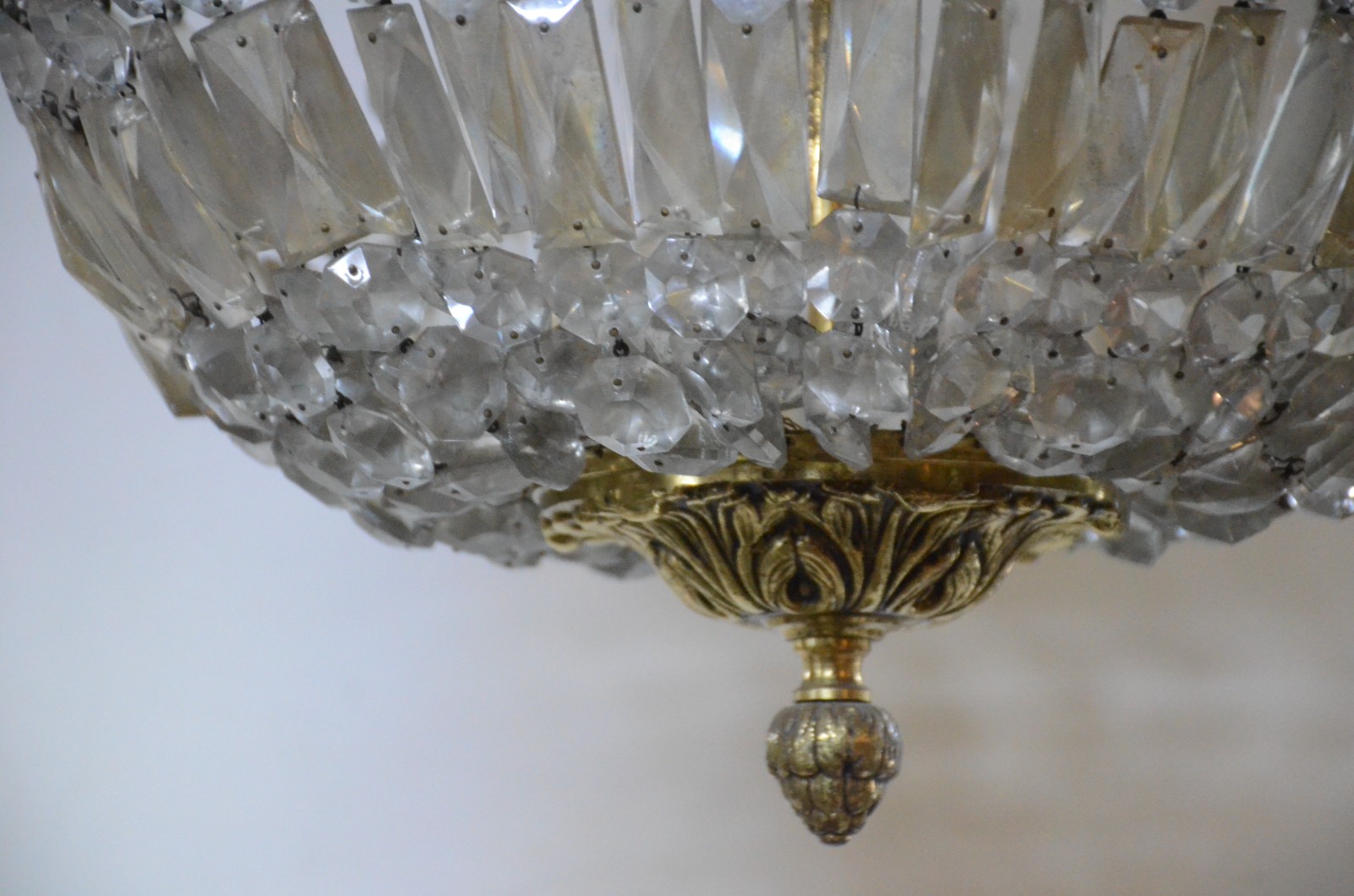 Lustre de bronze, estilo Império com contas de cristal lapidadas. - foto 4 de 6