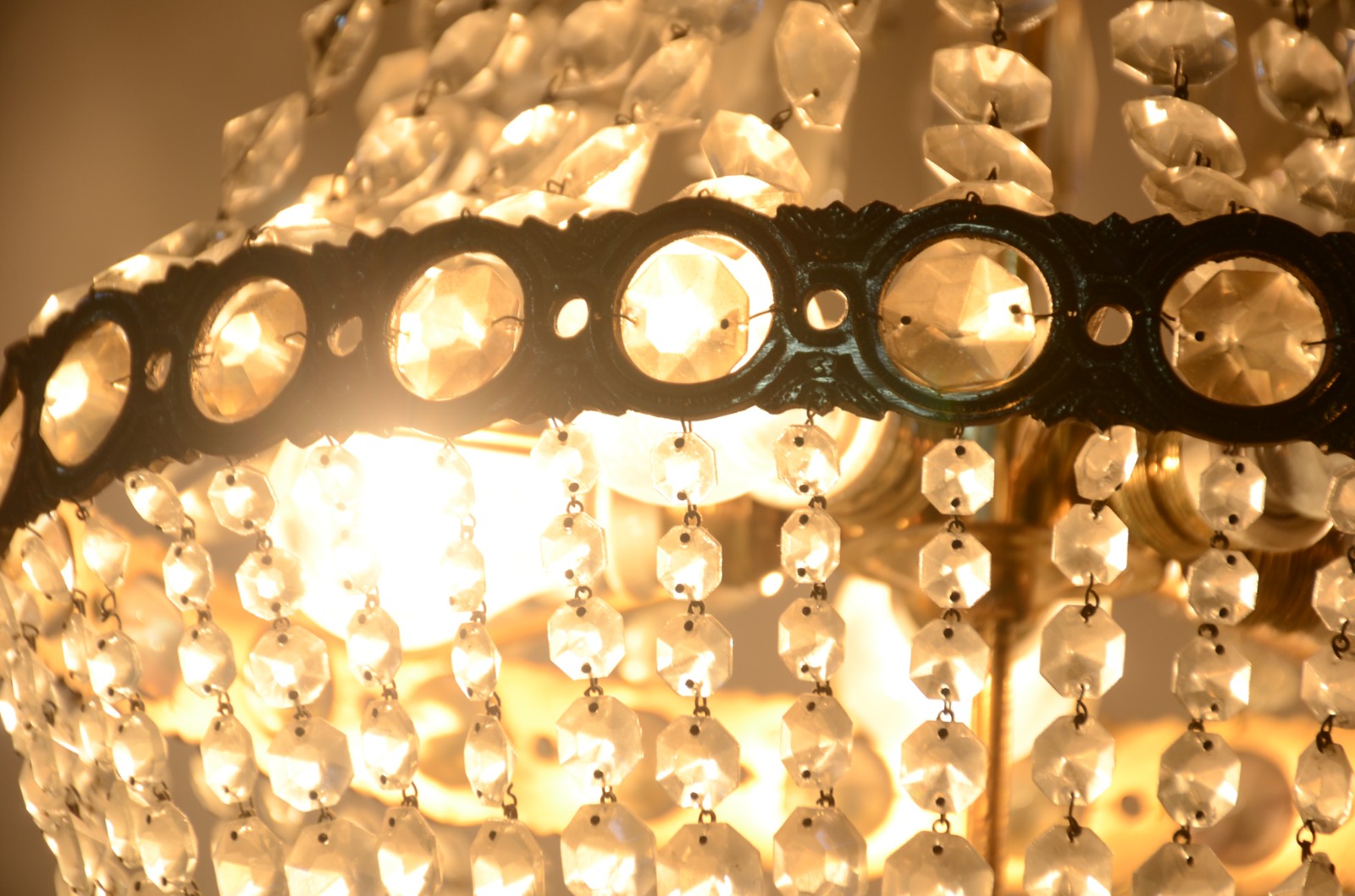 Lustre de bronze, estilo Império com contas de cristal lapidadas. - foto 5 de 6