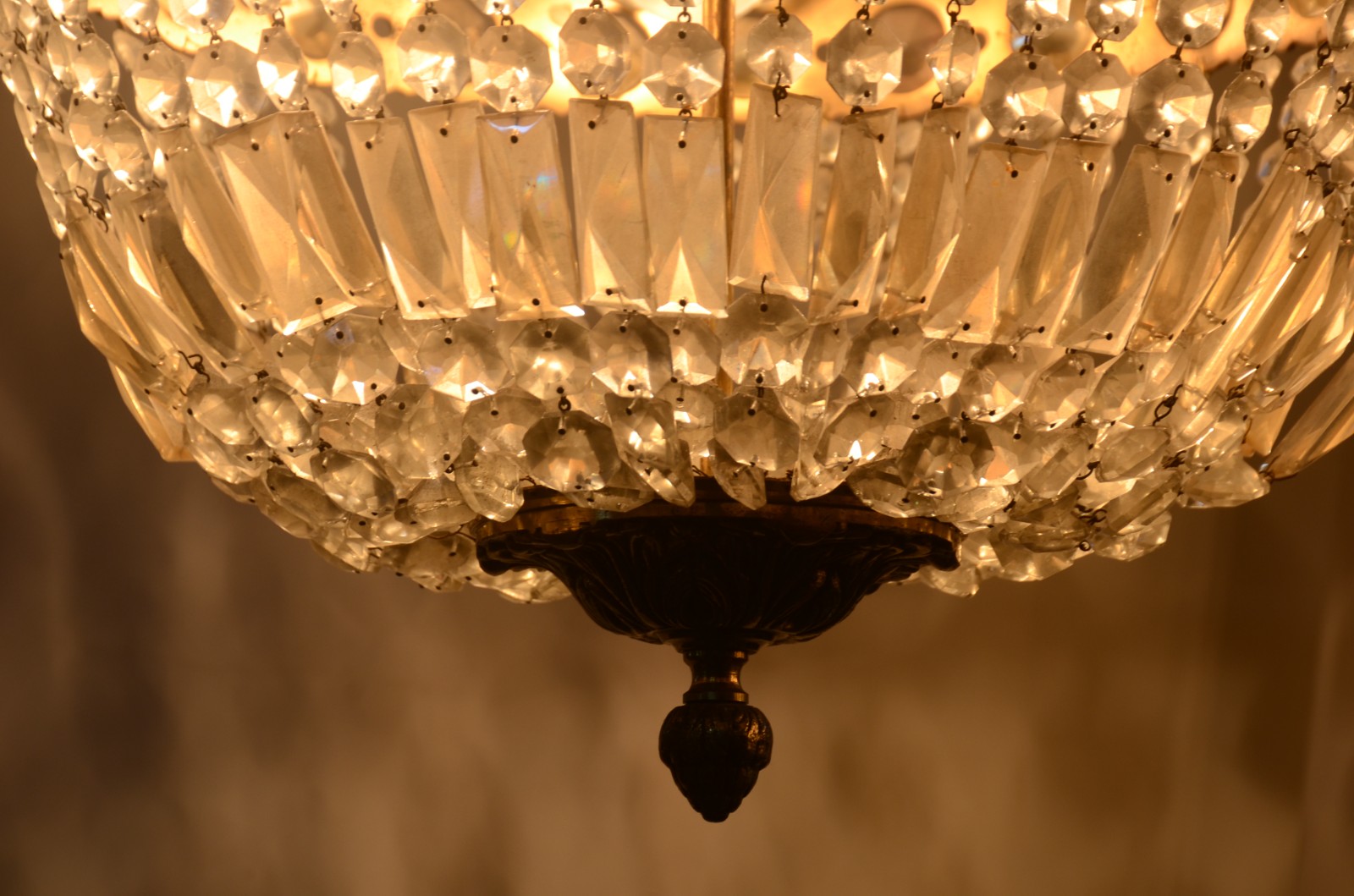 Lustre de bronze, estilo Império com contas de cristal lapidadas. - foto 6 de 6