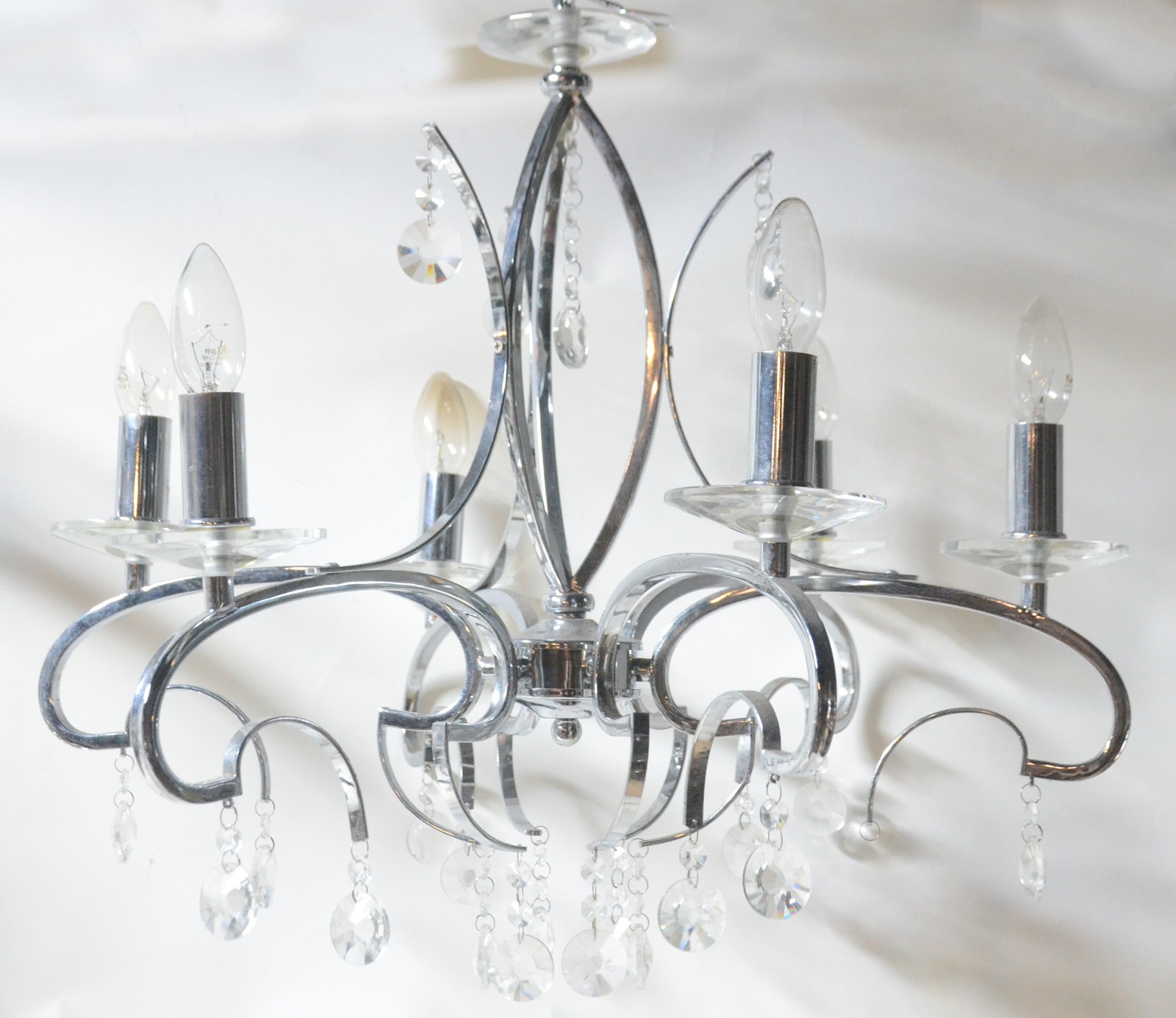 Lustre de metal com contas de cristal para 6 luzes. - foto 1 de 7