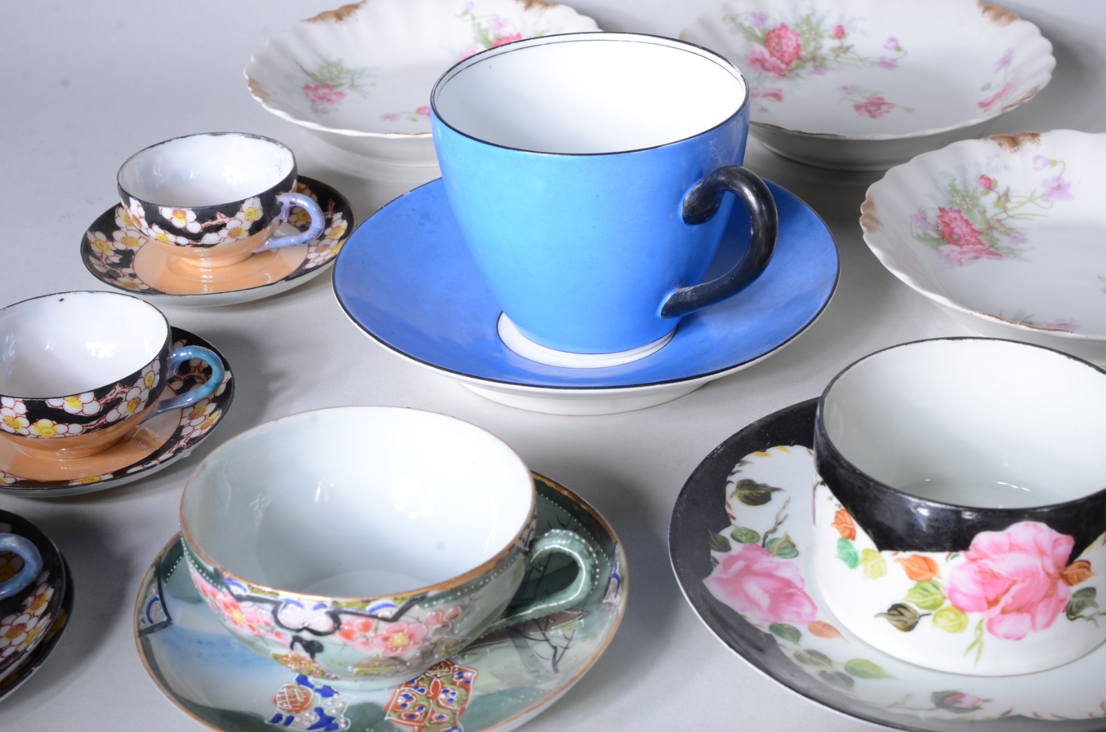 Lote com 21 xícaras para chá e café de diversas procedências; caneca... - foto 2 de 9
