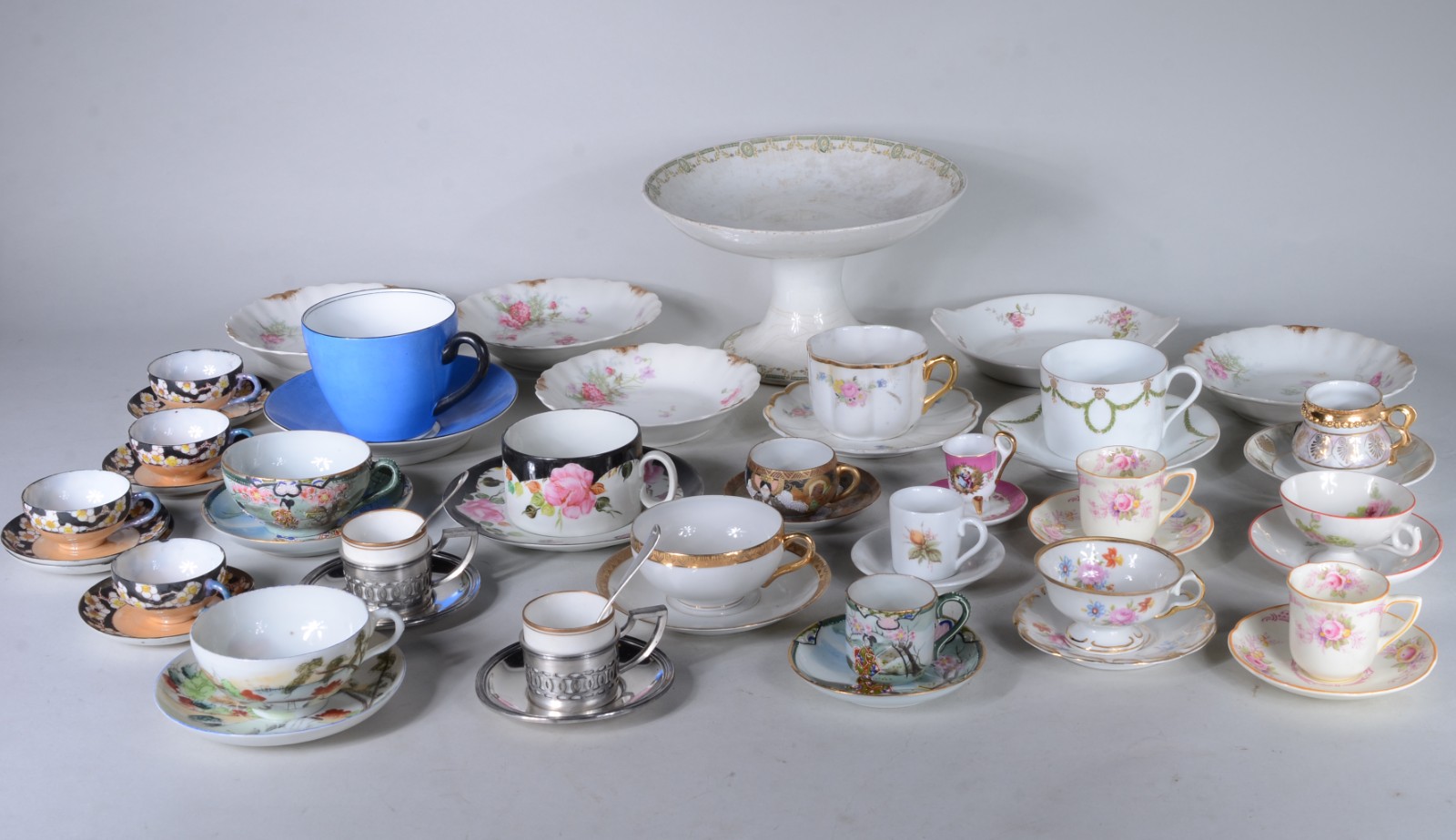 Lote com 21 xícaras para chá e café de diversas procedências; caneca... - foto 1 de 9