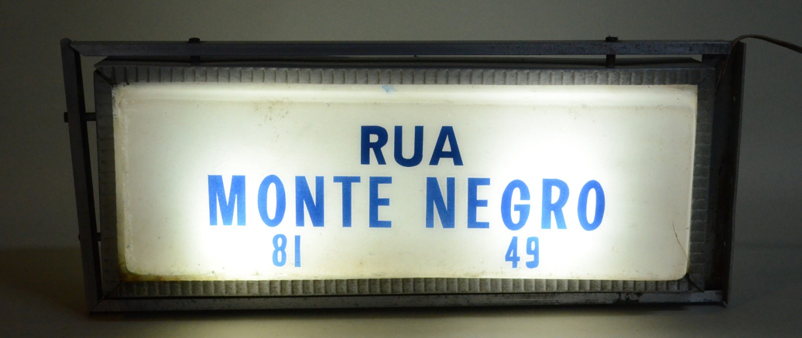 MOBILIARIO URBANO - Antiga placa luminosa de rua de metal e acrílico... - foto 2 de 4