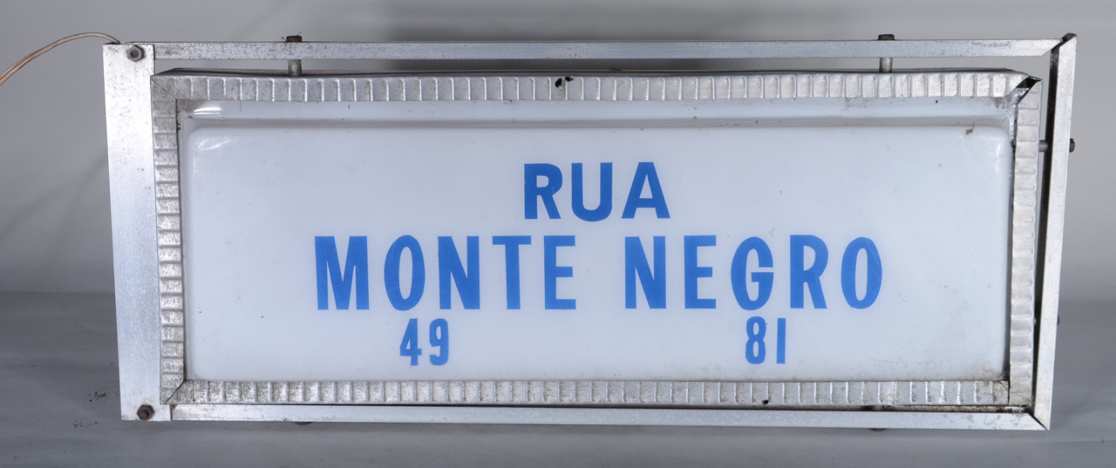 MOBILIARIO URBANO - Antiga placa luminosa de rua de metal e acrílico... - foto 1 de 4