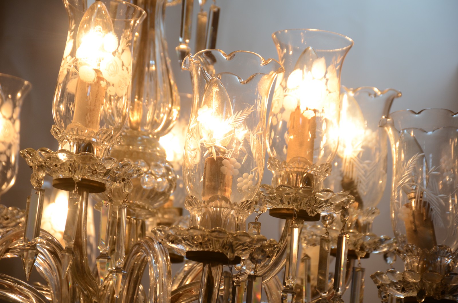 Lustre de cristal para 12 luzes com pingentes lapidados. - foto 6 de 8