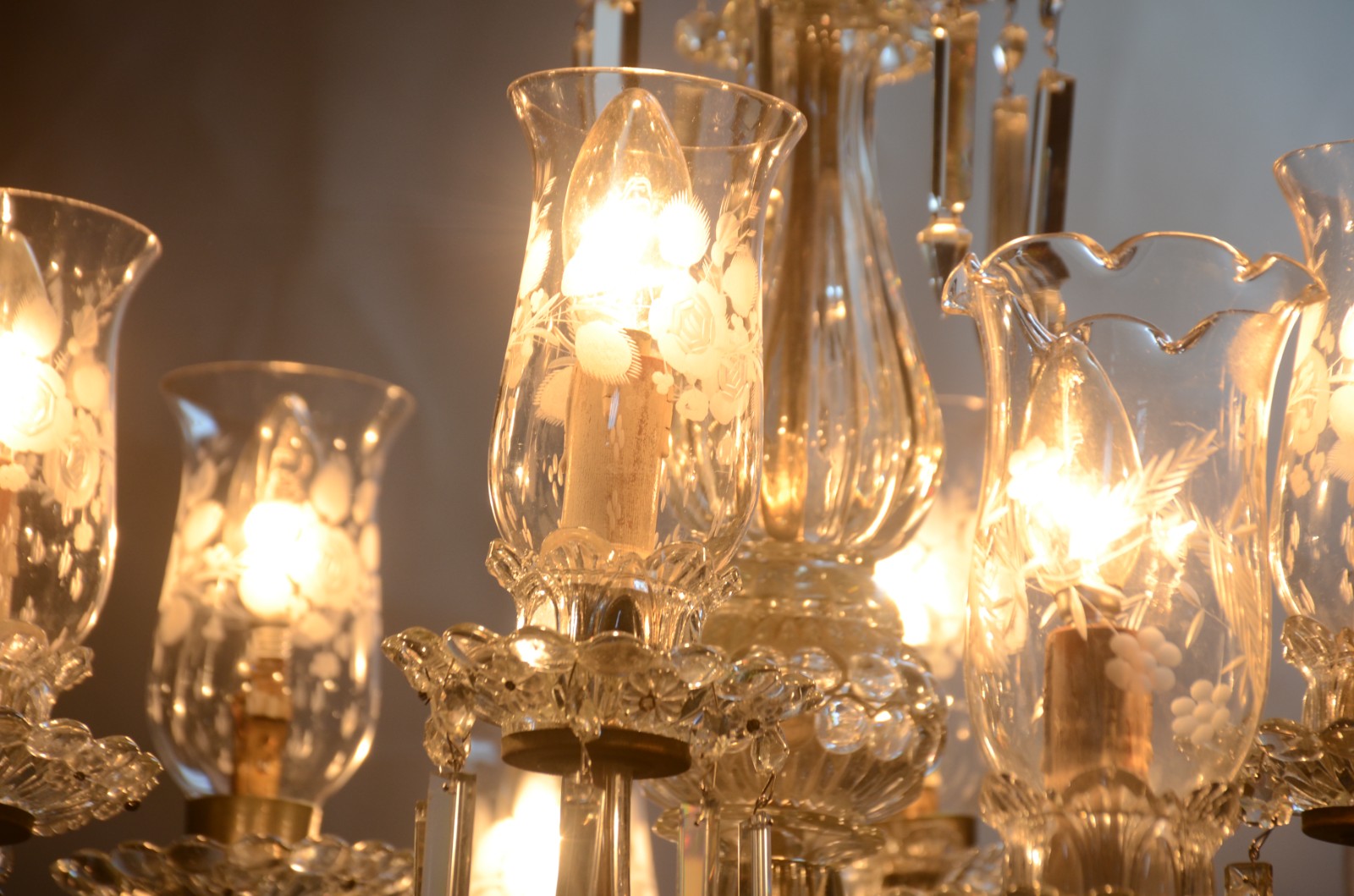 Lustre de cristal para 12 luzes com pingentes lapidados. - foto 8 de 8