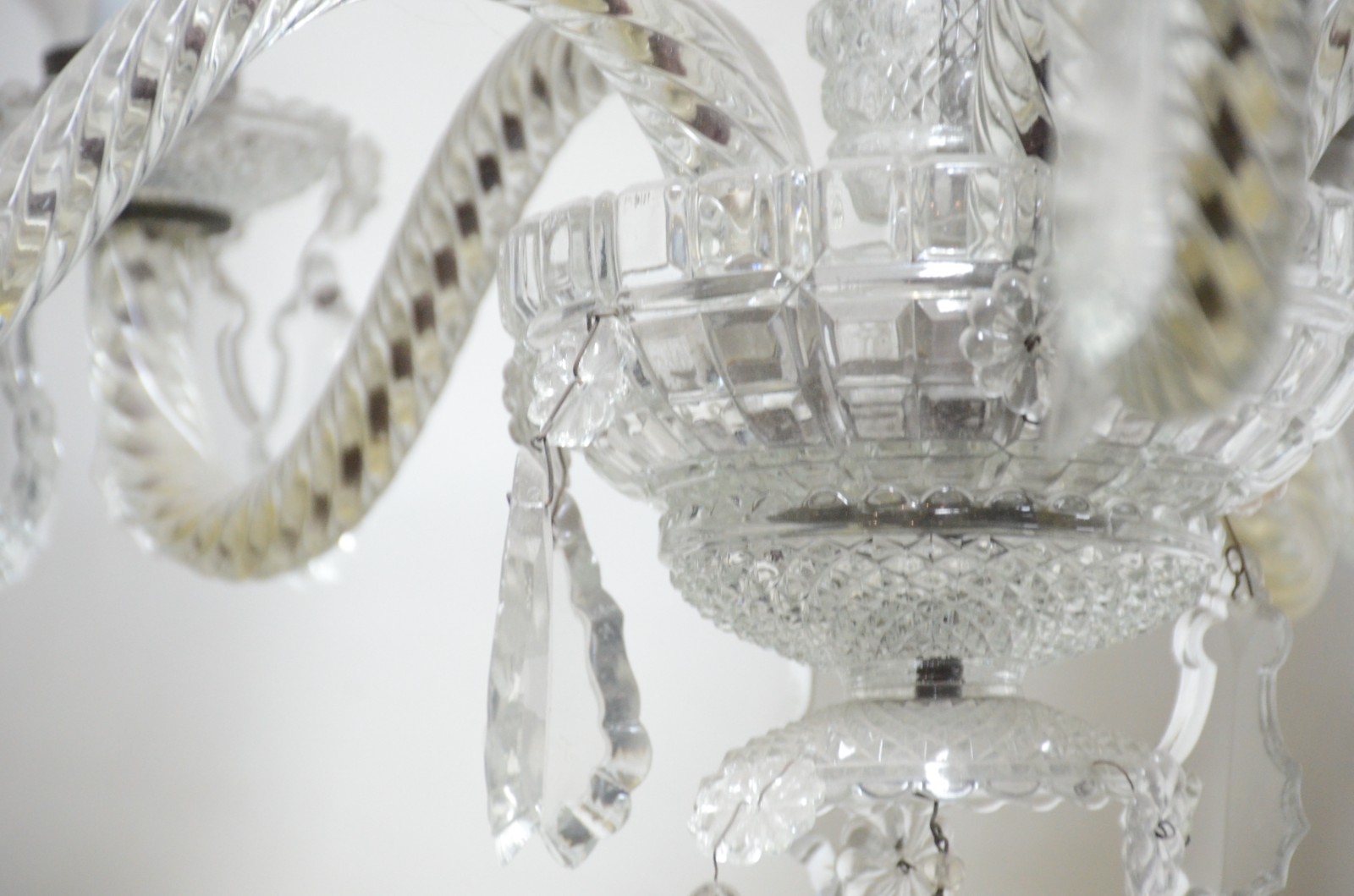 Lustre de cristal para 5 luzes, pingentes lapidados e mangas. - foto 6 de 8