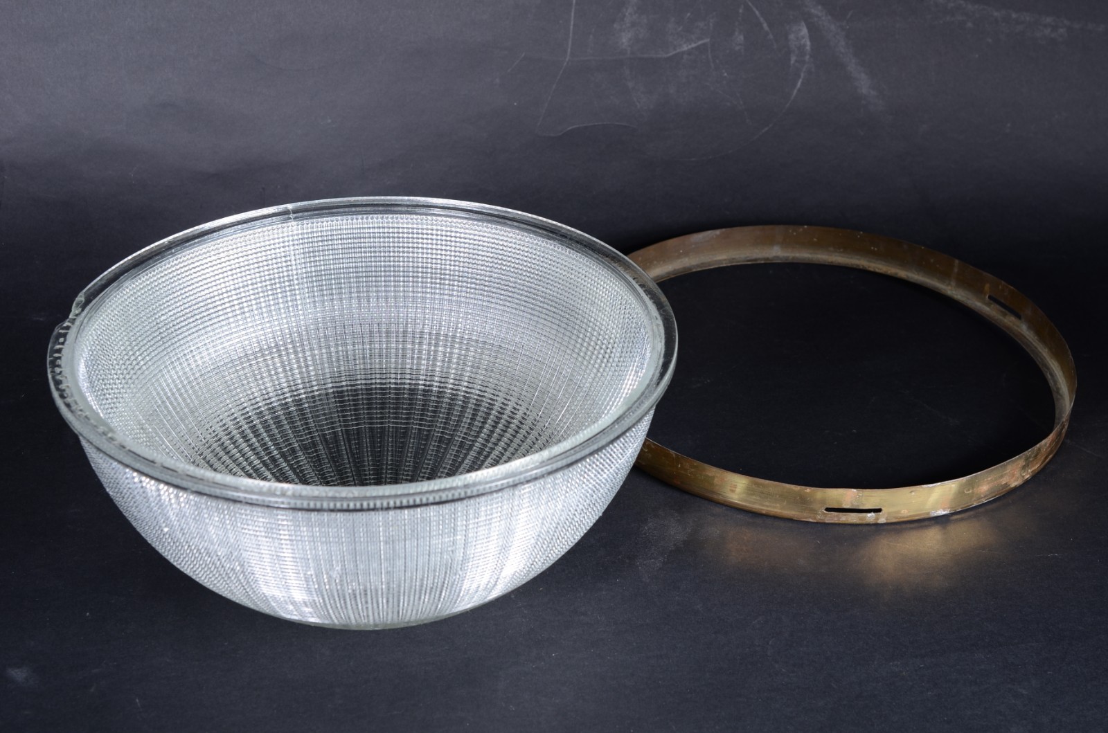 Lustre de metal dourado com cúpula de cristal e tres mangas feitio... - foto 9 de 11