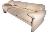 Cassina (1927), Maralunga - Sofá estofado para 3 lugares, design italiano. Tecido com desgastes.