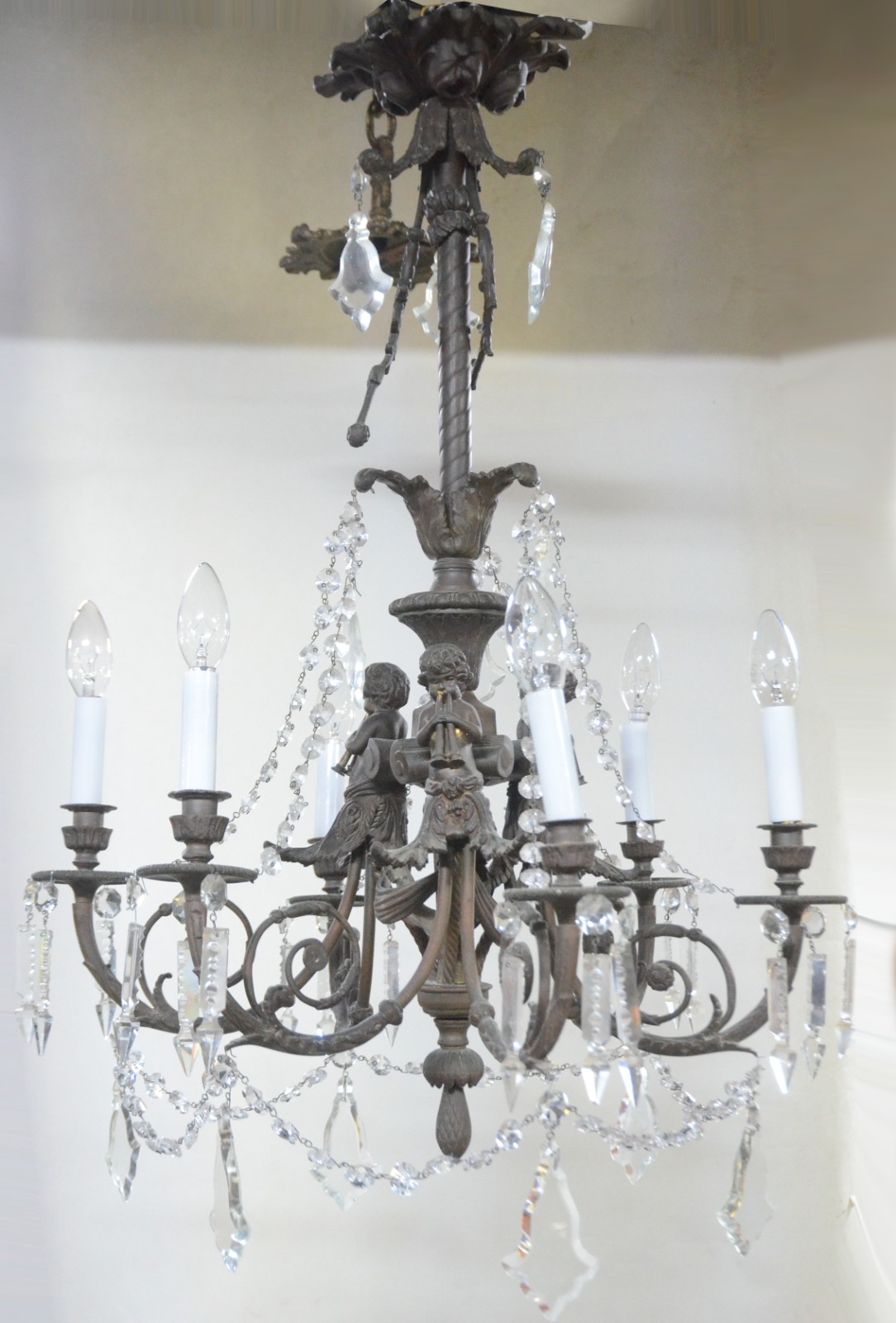 Lustre de metal para 6 luzes, decorado com figuras tocando trombetas... - foto 1 de 7