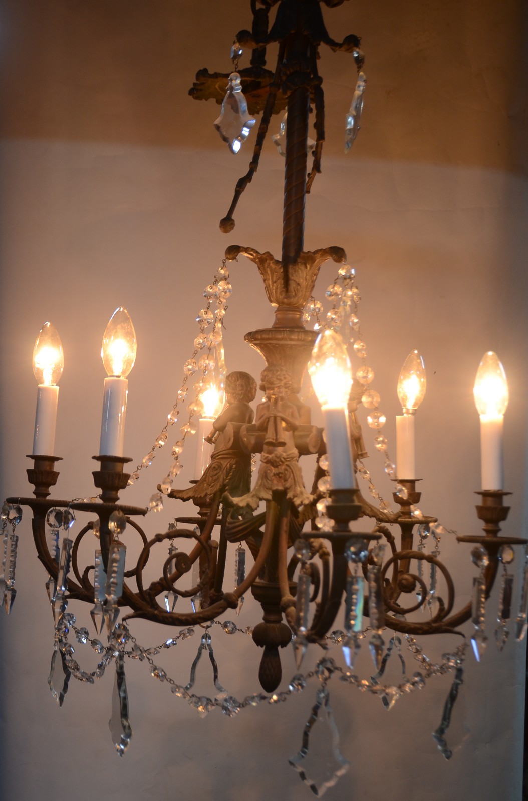 Lustre de metal para 6 luzes, decorado com figuras tocando trombetas... - foto 2 de 7