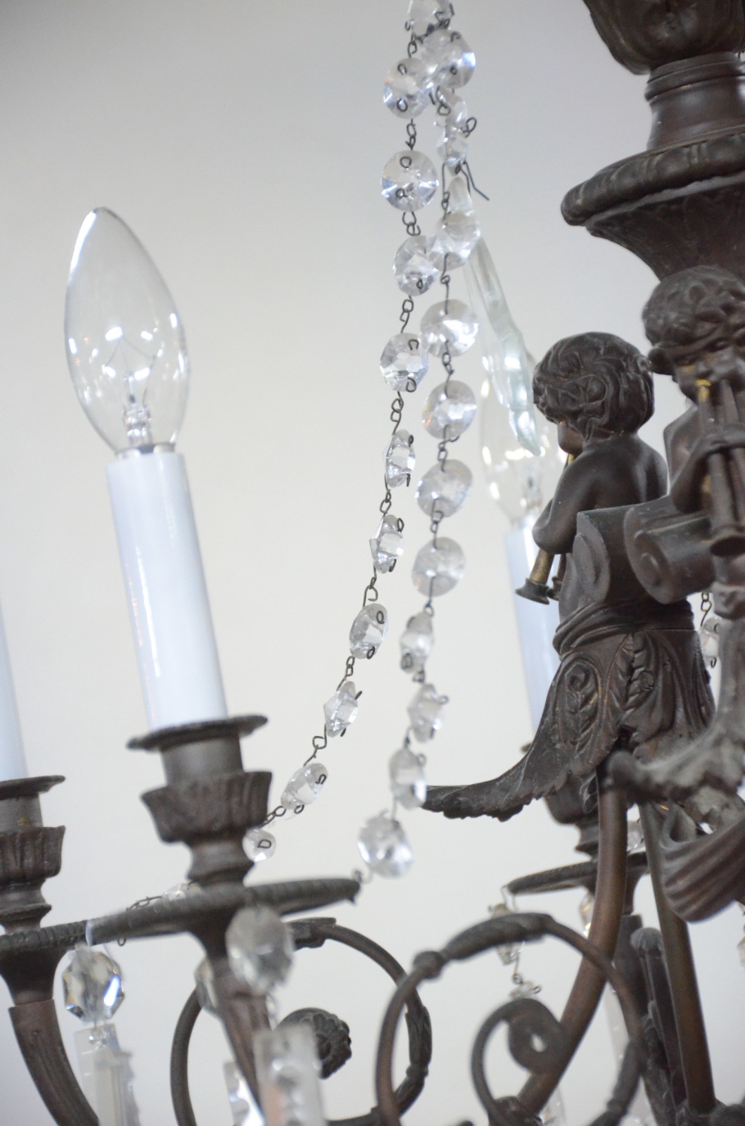Lustre de metal para 6 luzes, decorado com figuras tocando trombetas... - foto 3 de 7