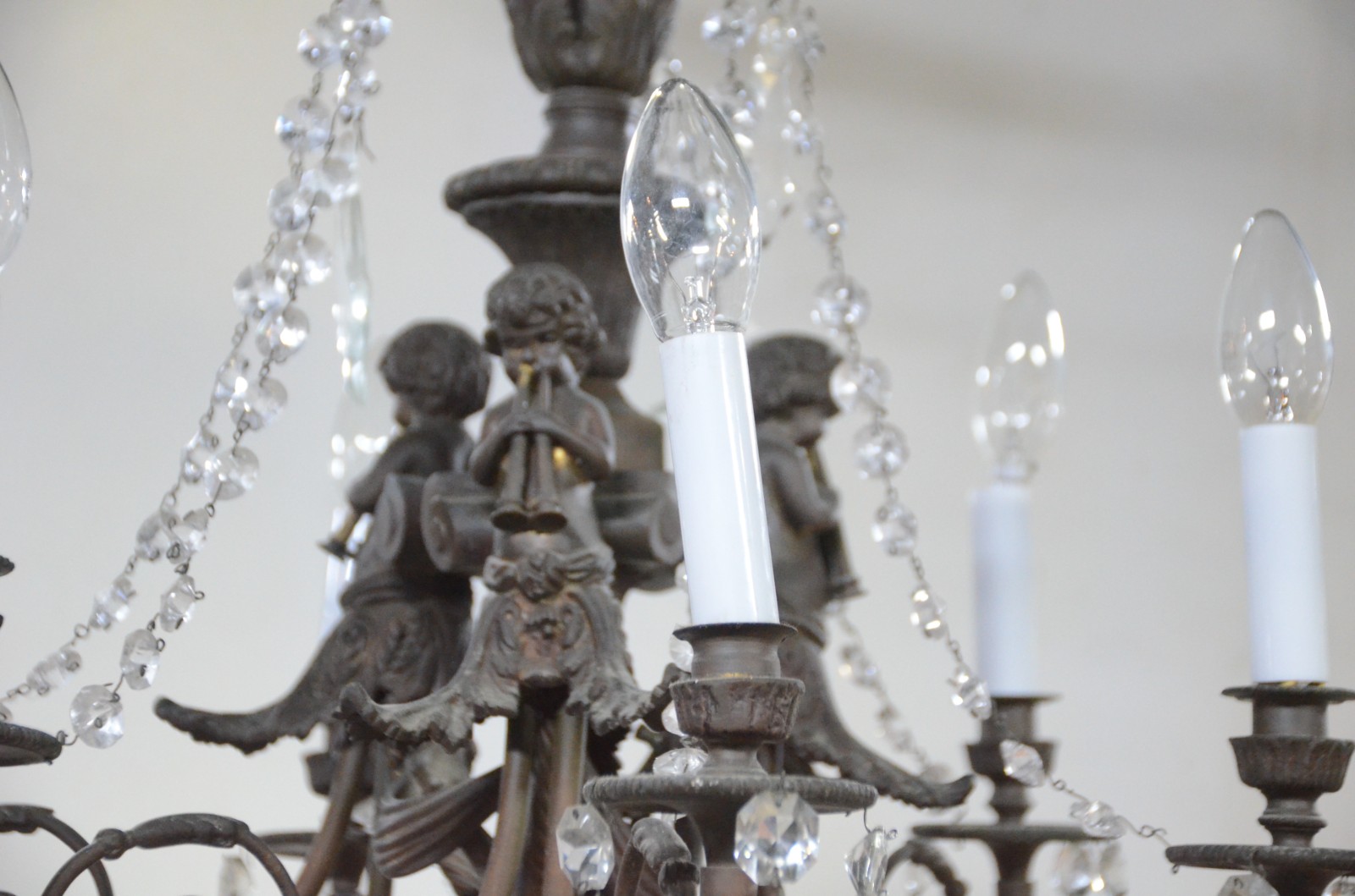 Lustre de metal para 6 luzes, decorado com figuras tocando trombetas... - foto 4 de 7