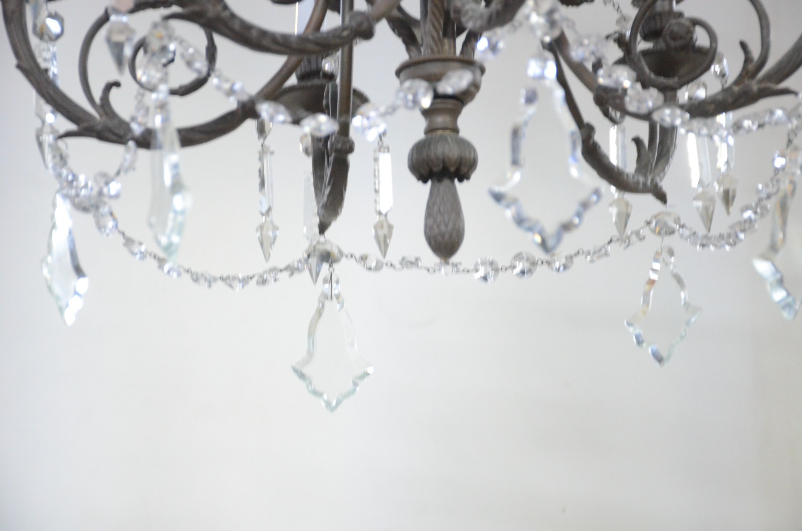 Lustre de metal para 6 luzes, decorado com figuras tocando trombetas... - foto 5 de 7