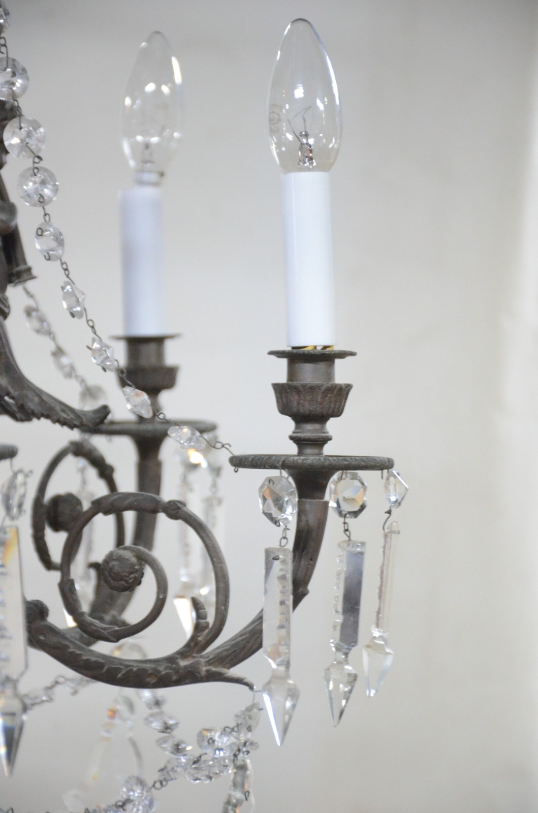 Lustre de metal para 6 luzes, decorado com figuras tocando trombetas... - foto 6 de 7