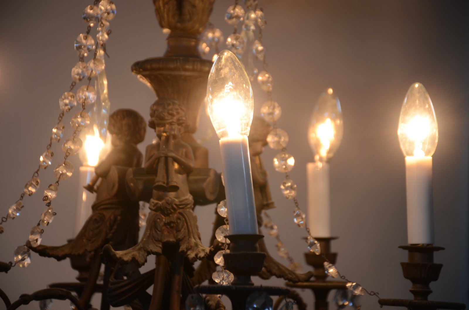 Lustre de metal para 6 luzes, decorado com figuras tocando trombetas... - foto 7 de 7