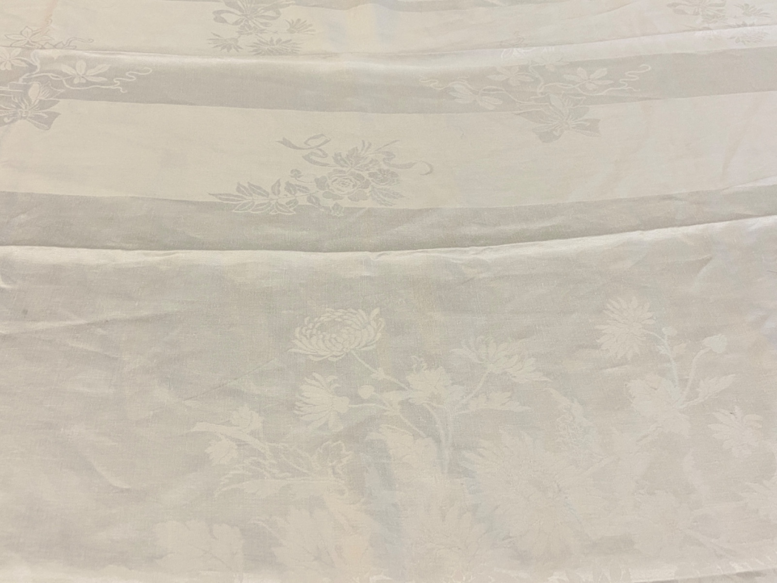 Toalha de mesa em tecido branco adamascado. - foto 6 de 10