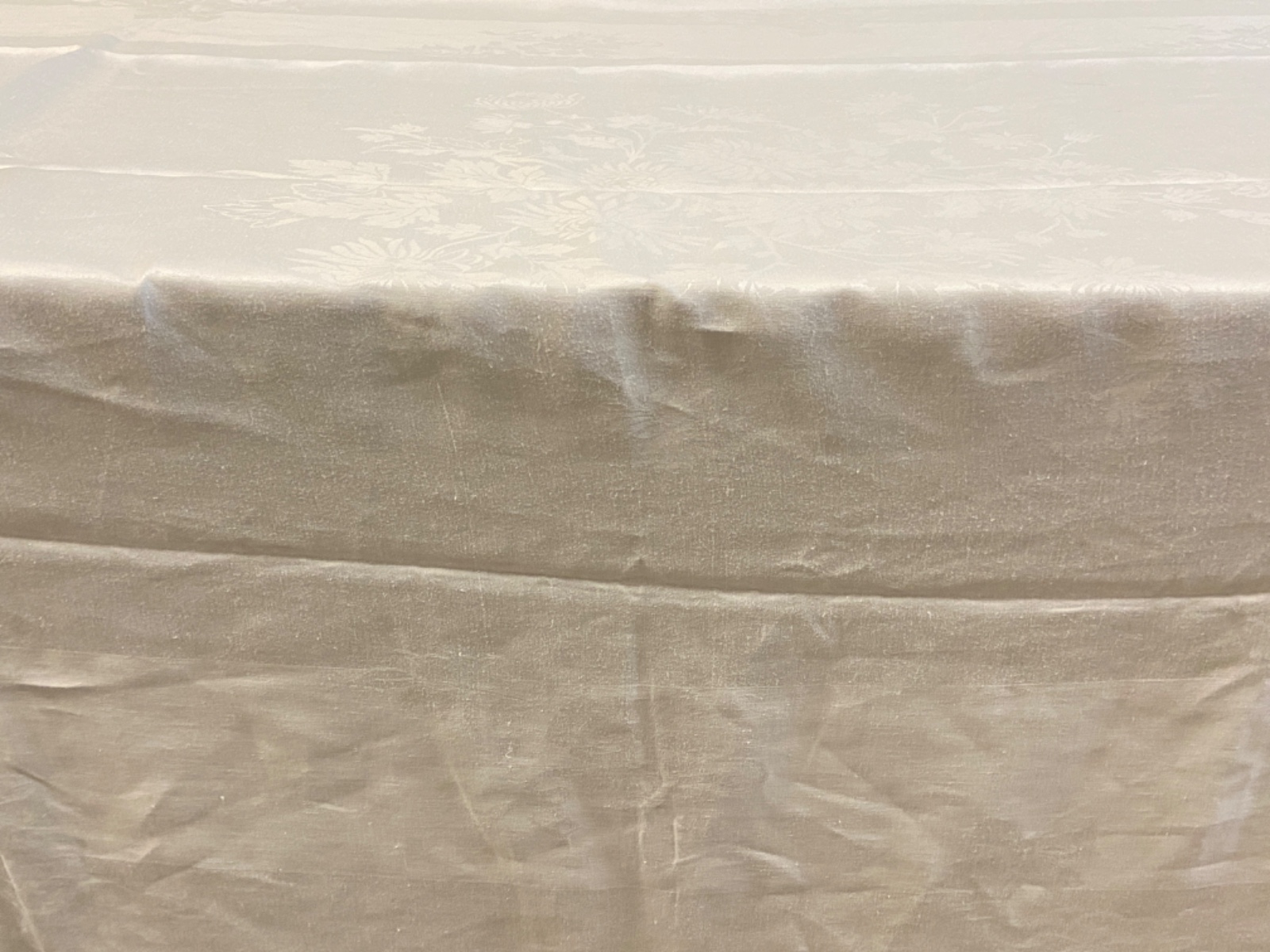Toalha de mesa em tecido branco adamascado. - foto 8 de 10