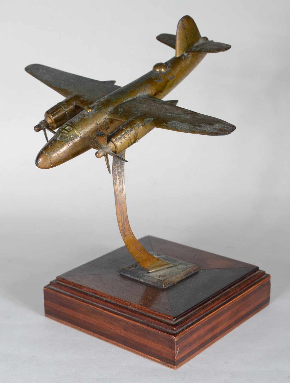 Escultura de avião de metal dourado, base de madeira. Elise quebrada... - foto 1 de 8
