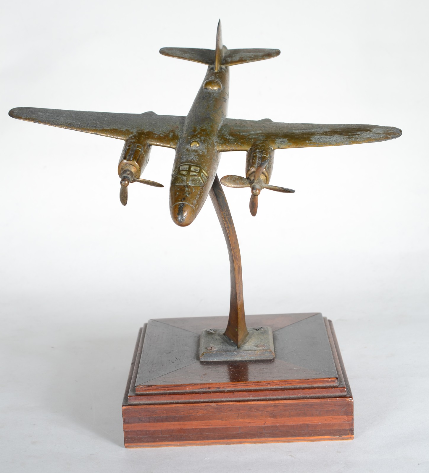 Escultura de avião de metal dourado, base de madeira. Elise quebrada... - foto 2 de 8