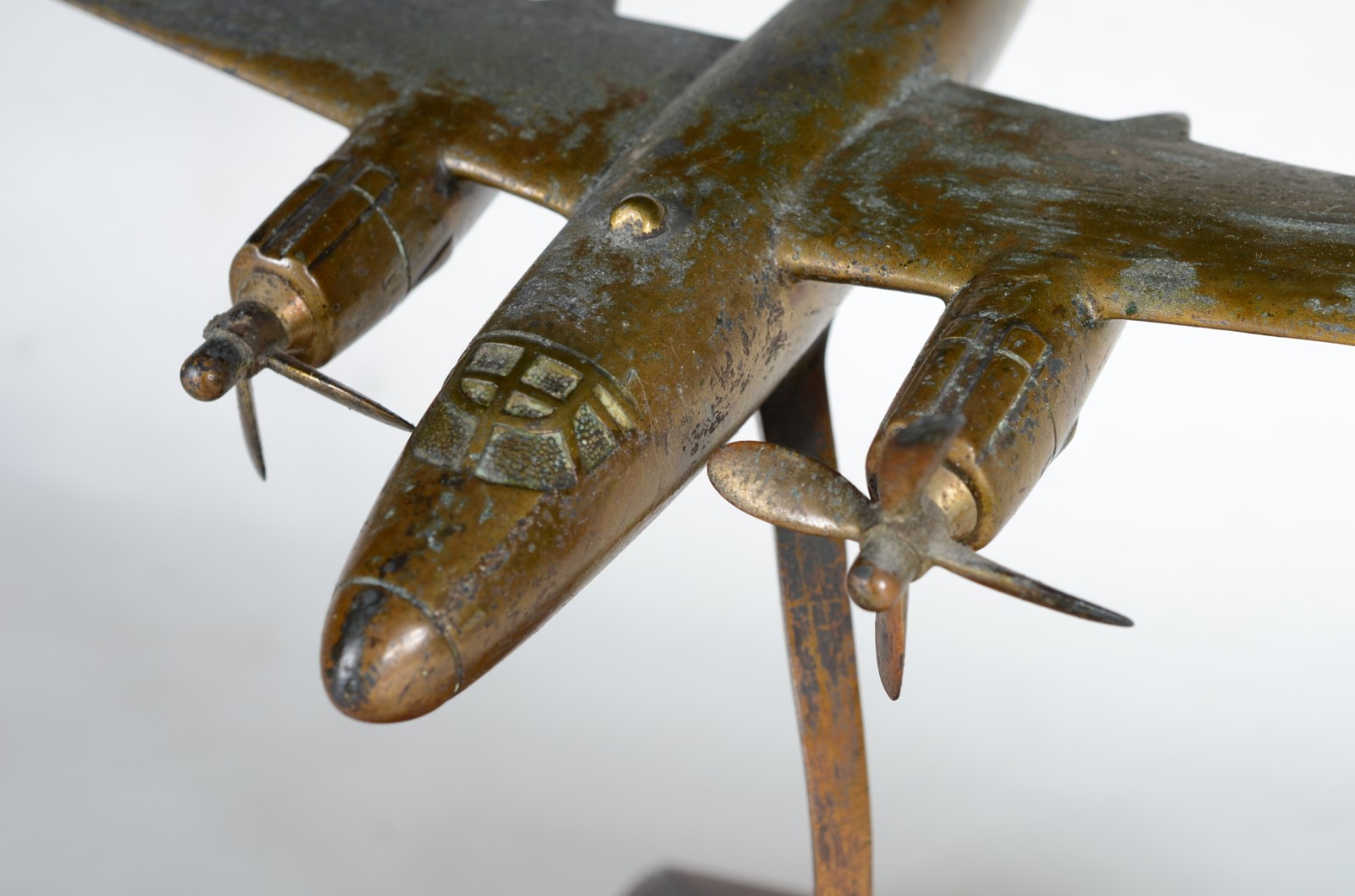 Escultura de avião de metal dourado, base de madeira. Elise quebrada... - foto 3 de 8