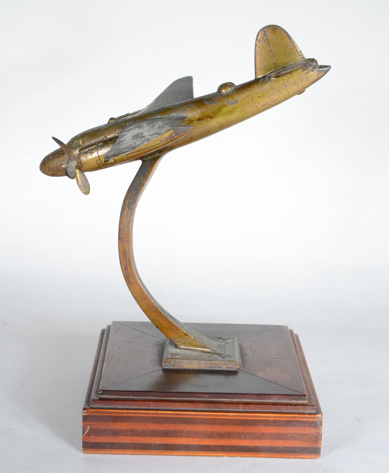 Escultura de avião de metal dourado, base de madeira. Elise quebrada... - foto 4 de 8