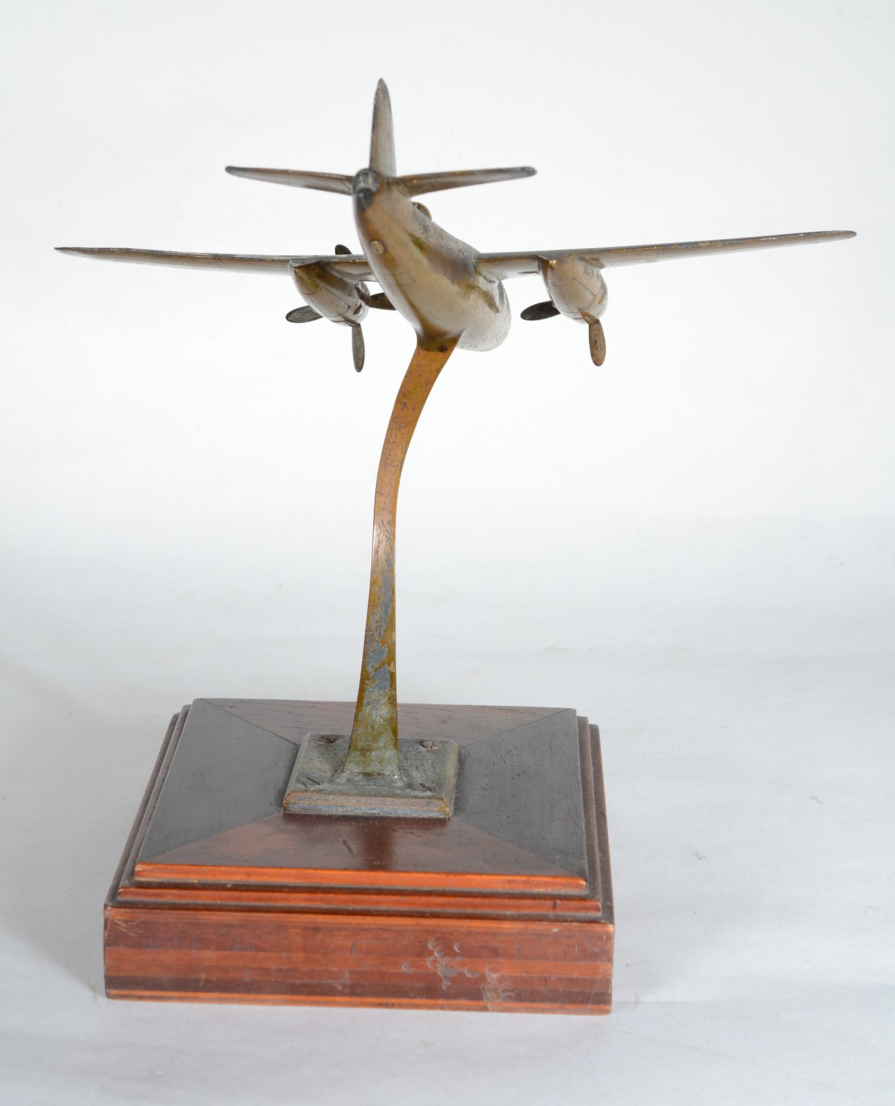 Escultura de avião de metal dourado, base de madeira. Elise quebrada... - foto 5 de 8