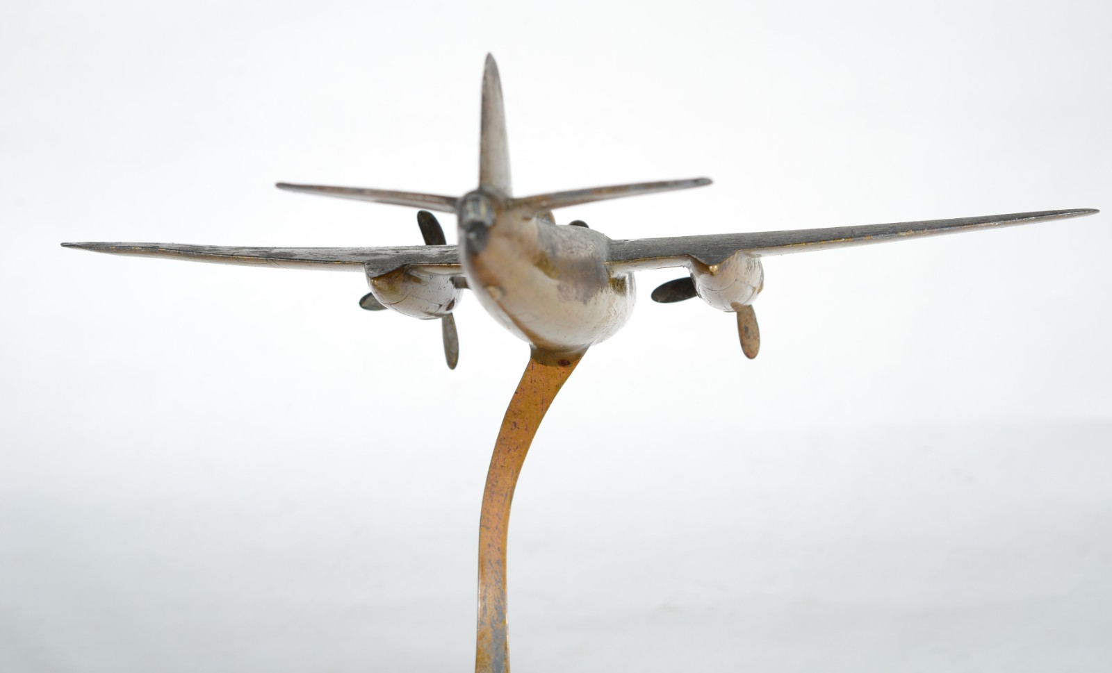 Escultura de avião de metal dourado, base de madeira. Elise quebrada... - foto 6 de 8