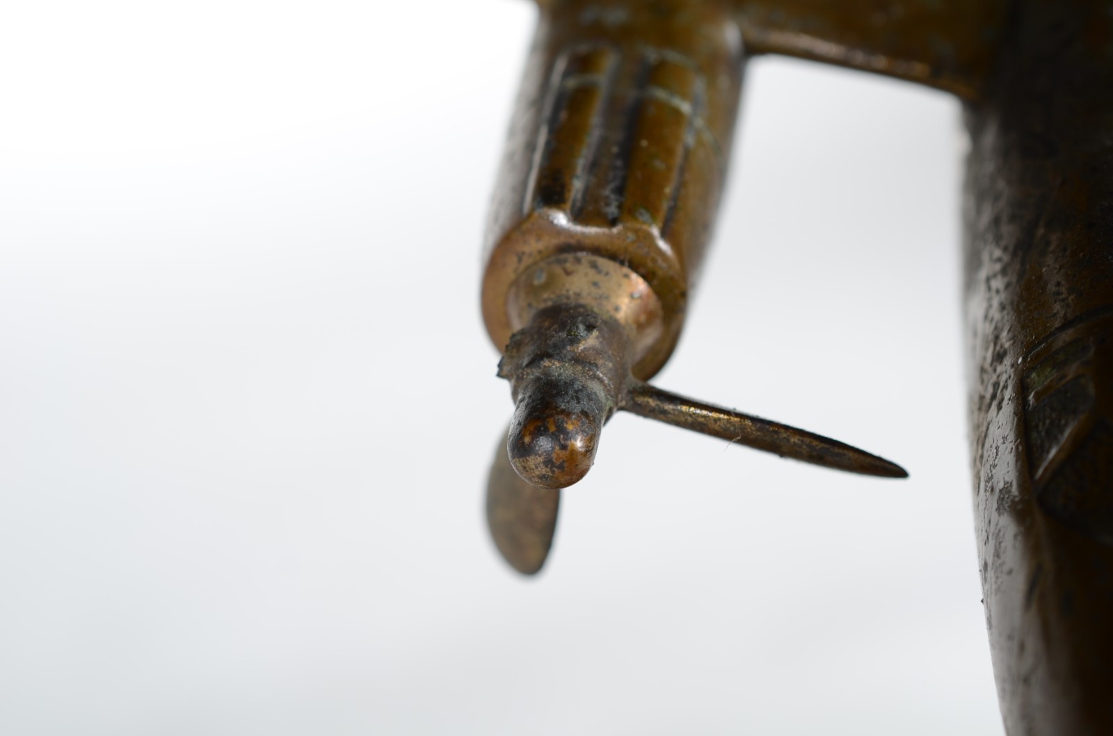 Escultura de avião de metal dourado, base de madeira. Elise quebrada... - foto 8 de 8