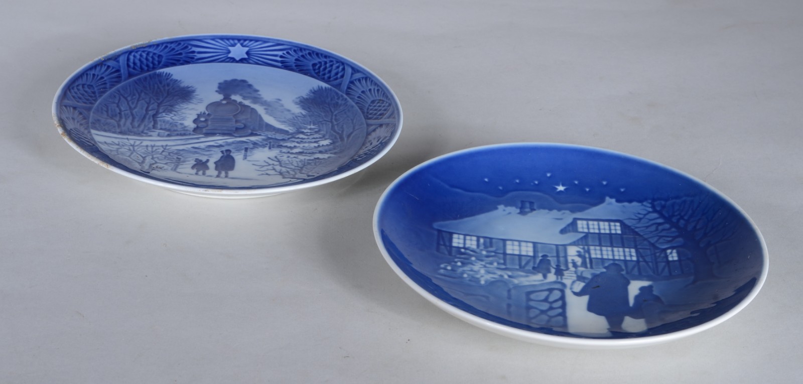 Par de pratos de porcelana dinamarquesa decorados em tons de azul com... - foto 2 de 6
