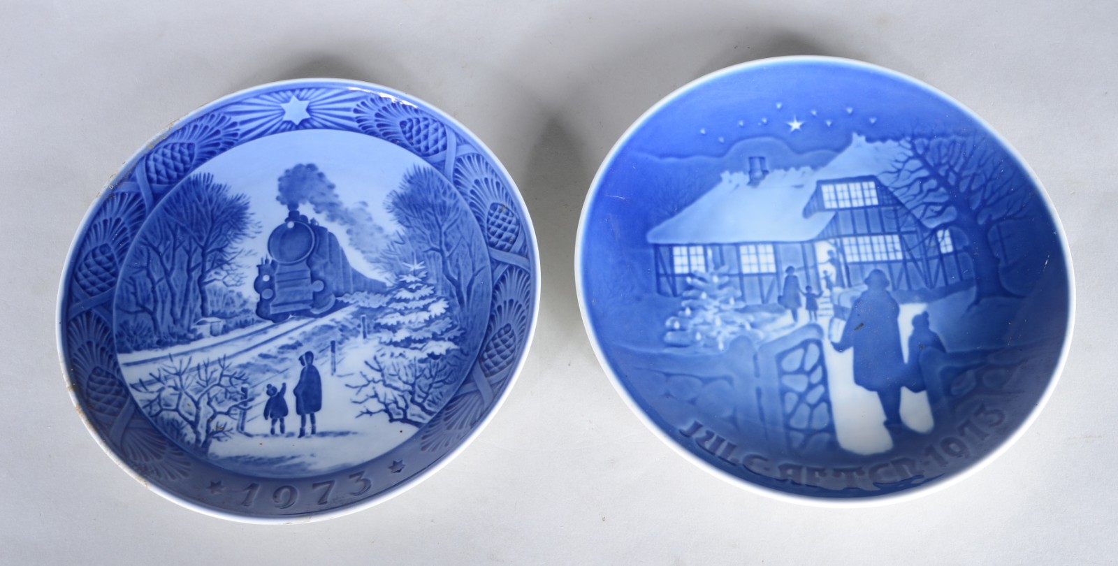 Par de pratos de porcelana dinamarquesa decorados em tons de azul com... - foto 1 de 6