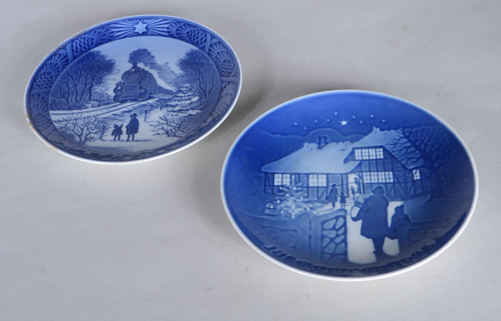 Par de pratos de porcelana dinamarquesa decorados em tons de azul com... - foto 3 de 6