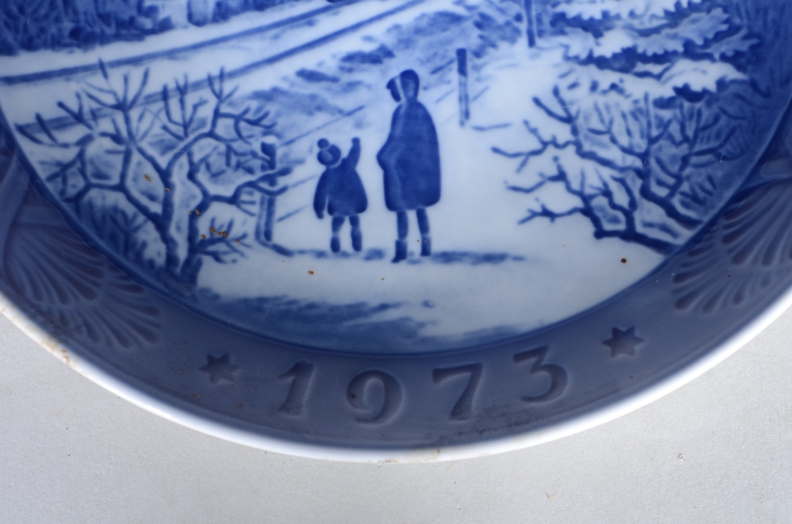Par de pratos de porcelana dinamarquesa decorados em tons de azul com... - foto 4 de 6