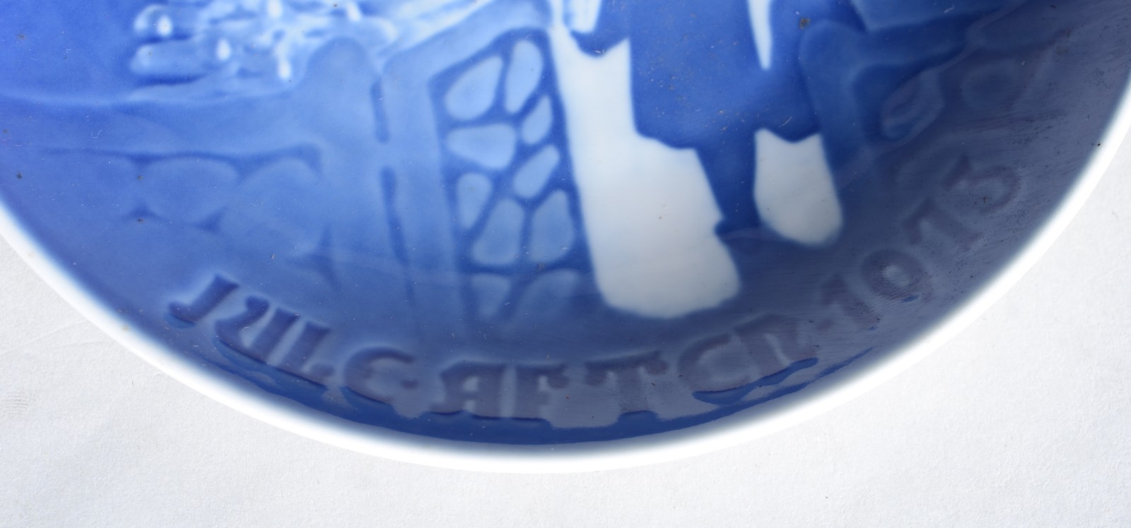 Par de pratos de porcelana dinamarquesa decorados em tons de azul com... - foto 5 de 6