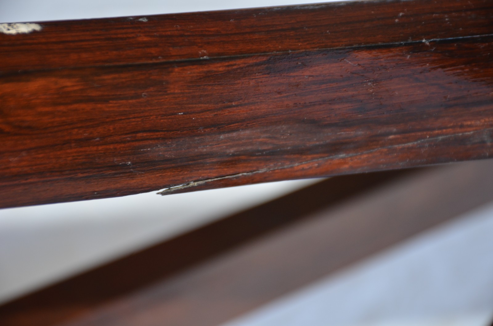 Mesa de centro de jacarandá com trave feitio "X". (faltando o tampo... - foto 5 de 6