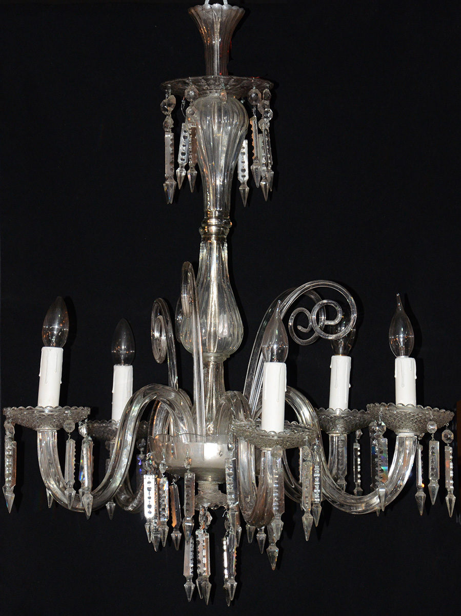 Lustre de cristal para 5 luzes com pingentes lapidados. Altura 69 cm.