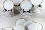 Porcelanas Steatita (1956),  - Aparelho de jantar de porcelana Steatita, creme com borda dourada, composto: 23 pratos rasos, 8 pratos fundos, sopeira, travessa redonda, 3 travessas 