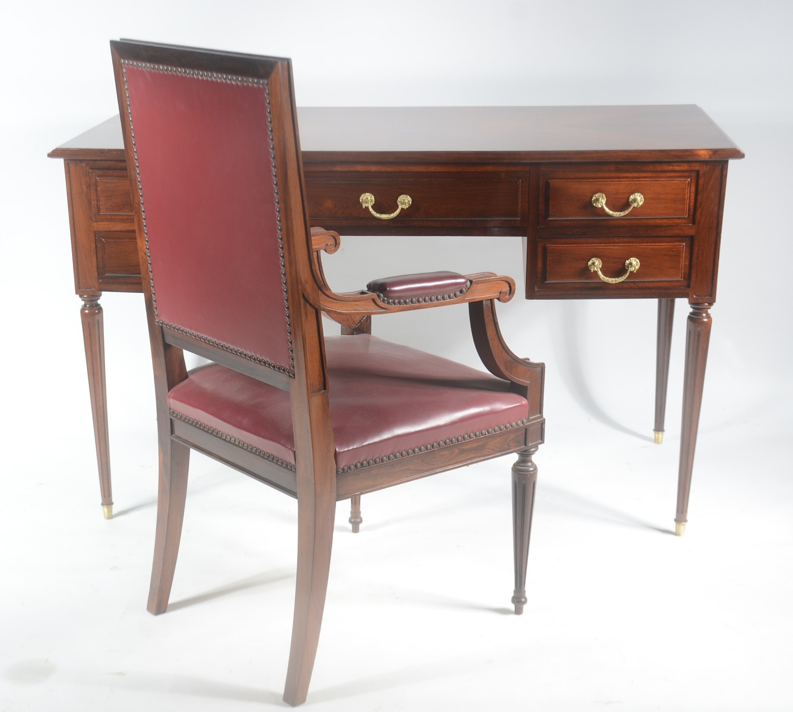 Mesa de escritório de madeira nobre, cinco gavetas, puxadores de... - foto 1 de 8