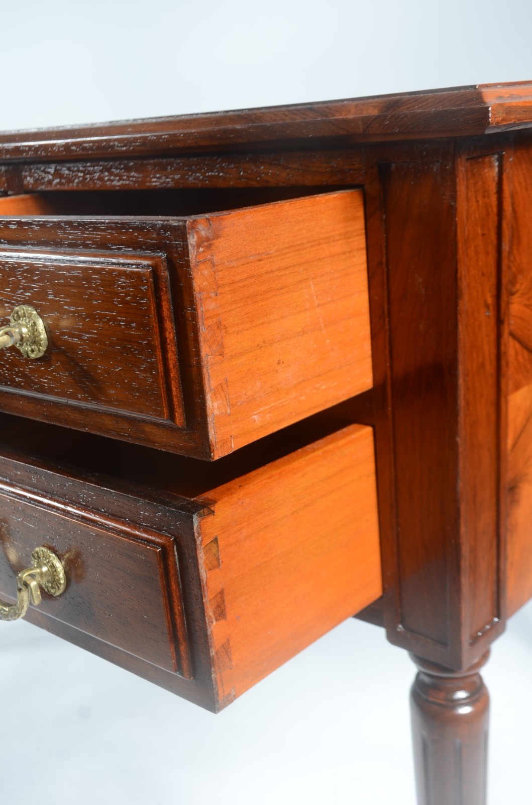 Mesa de escritório de madeira nobre, cinco gavetas, puxadores de... - foto 7 de 8