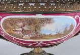 Fruteira de porcelana francesa com paisagem e c... - Fruteira de porcelana francesa com paisagem e cena romântica em policromia, sobre fundo rosa. Guarnição de metal dourado.