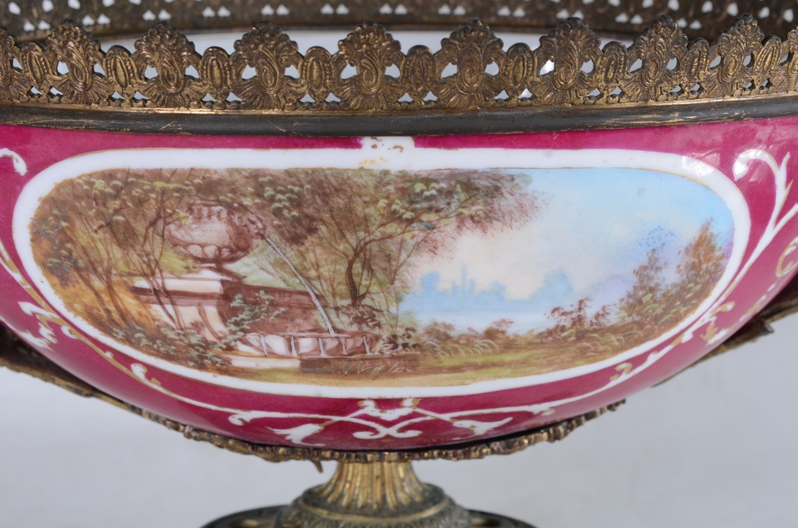 Fruteira de porcelana francesa com paisagem e cena romântica em... - foto 3 de 8